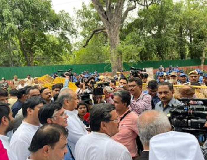 पुलिस की हिरासत में कांग्रेस नेता-कार्यकर्ता, मुख्यालय के बहार धरने पर नेता पुलिस की हिरासत में कांग्रेस नेता-कार्यकर्ता, मुख्यालय के बहार धरने पर नेता